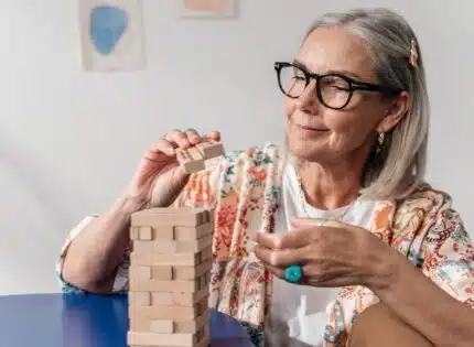 Découvrez les jeux de société qui captivent les seniors !